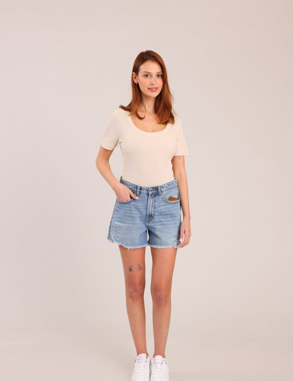 FOX נשים מכנסיים קצרים ג'ינס קצר עם רקמה ג'ינס קצר עם רקמה