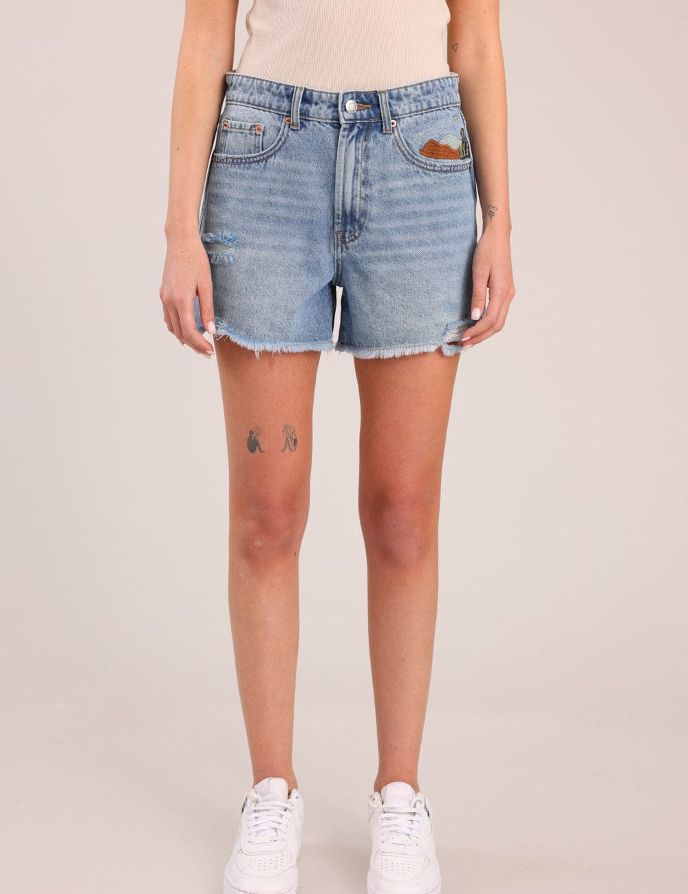 FOX נשים מכנסיים קצרים ג'ינס קצר עם רקמה ג'ינס קצר עם רקמה