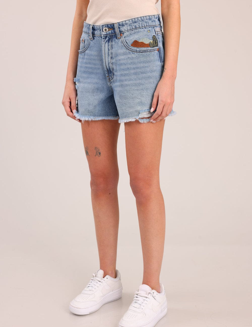 FOX נשים מכנסיים קצרים ג'ינס קצר עם רקמה ג'ינס קצר עם רקמה