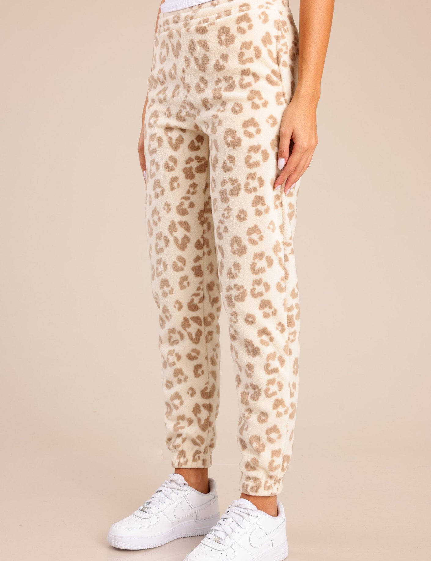 FOX נשים פליזים מכנסי פליז עם הדפס מנומר מכנסי פליז עם הדפס מנומר