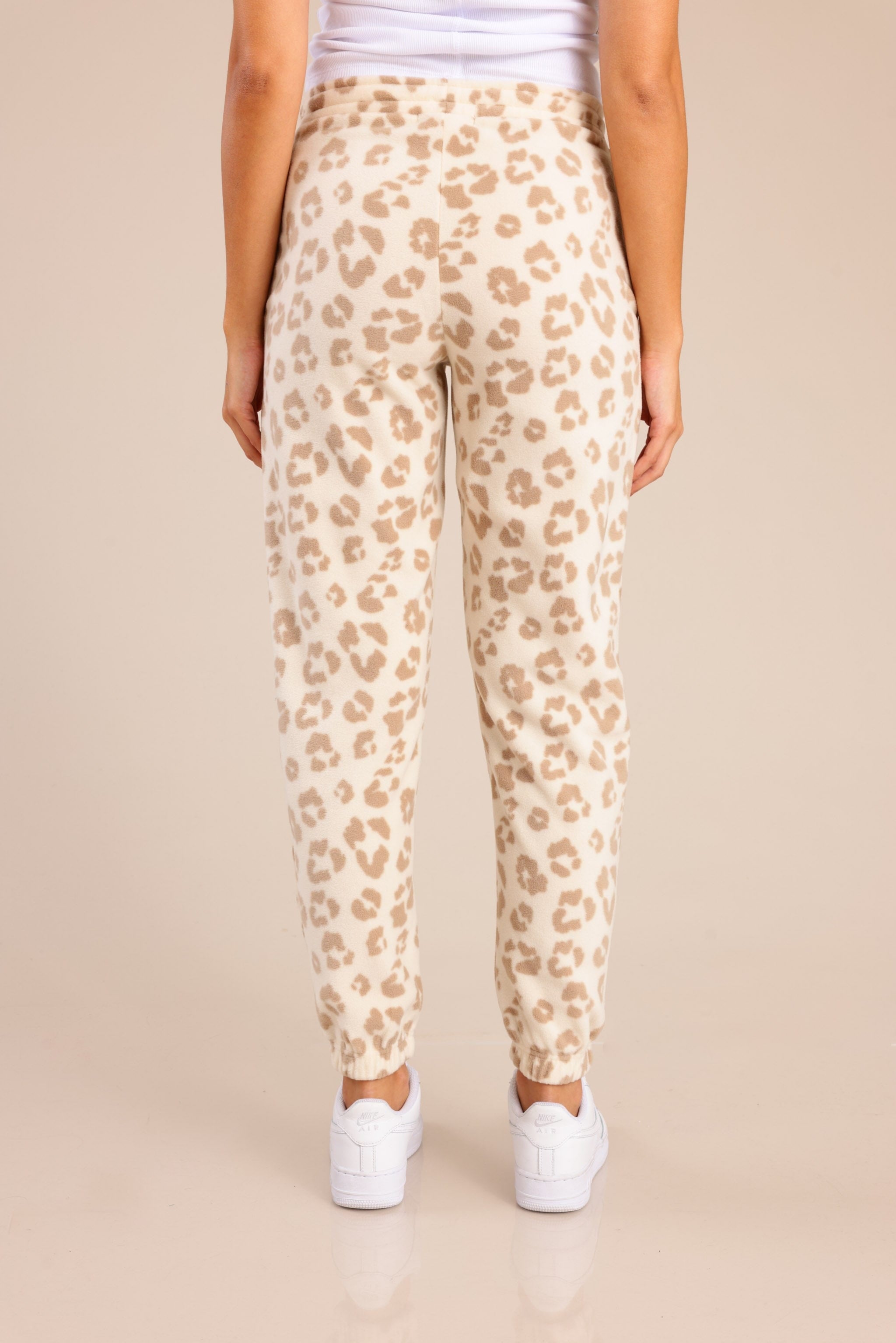 FOX נשים פליזים מכנסי פליז עם הדפס מנומר מכנסי פליז עם הדפס מנומר