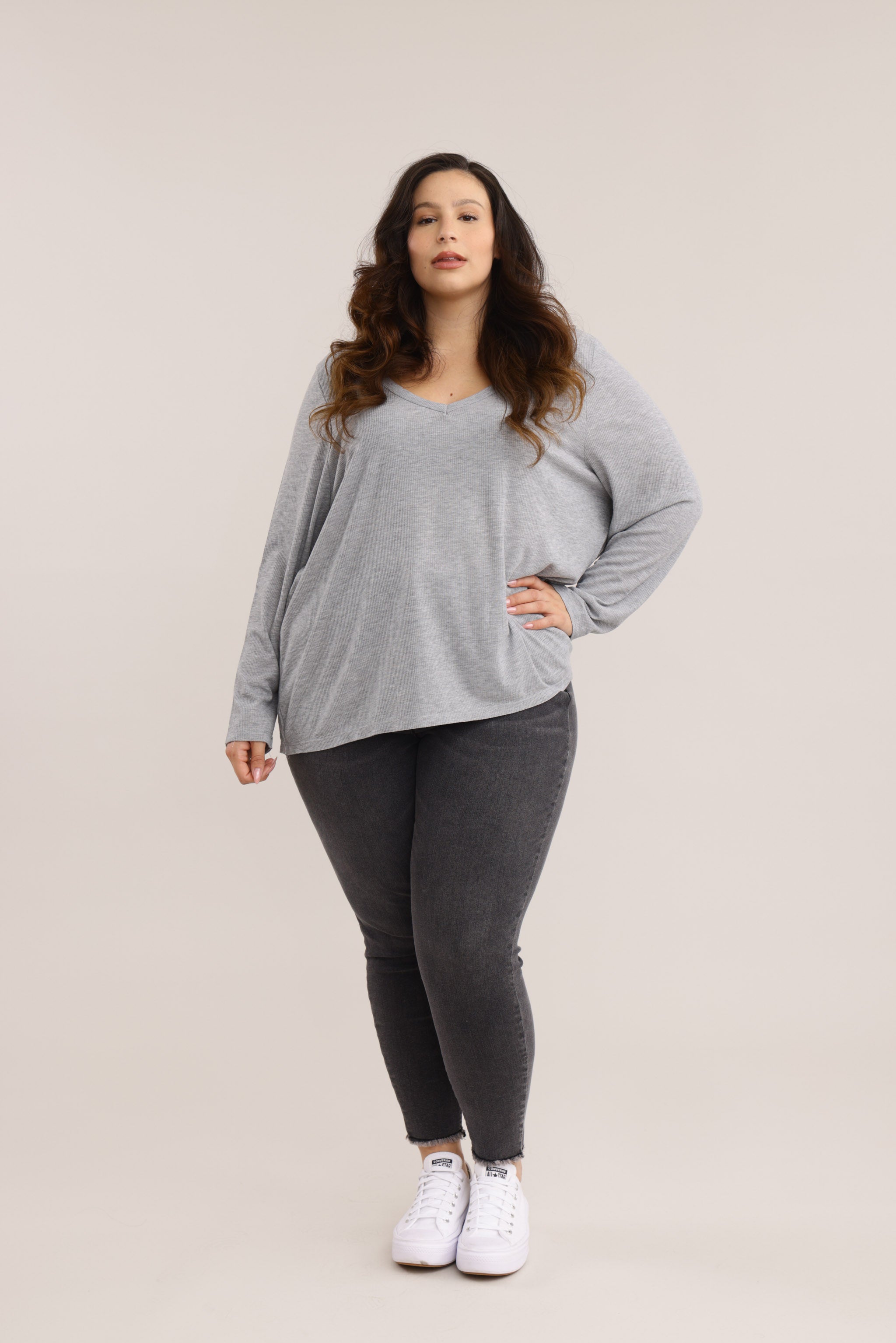 חולצת בייסיק צווארון PLUS SIZE | V