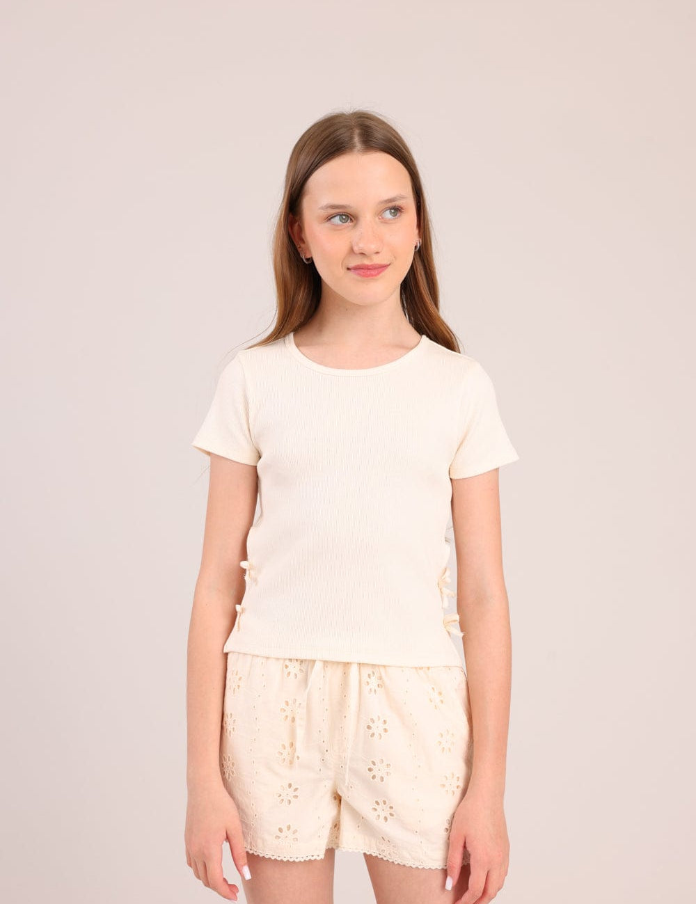 FOX בנות חולצה קצרה חולצת ריב עם פתחים בצדדים חולצת ריב עם פתחים בצדדים