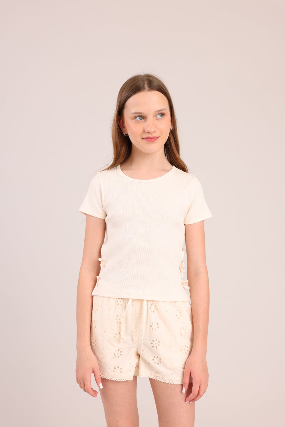 FOX בנות חולצה קצרה חולצת ריב עם פתחים בצדדים חולצת ריב עם פתחים בצדדים