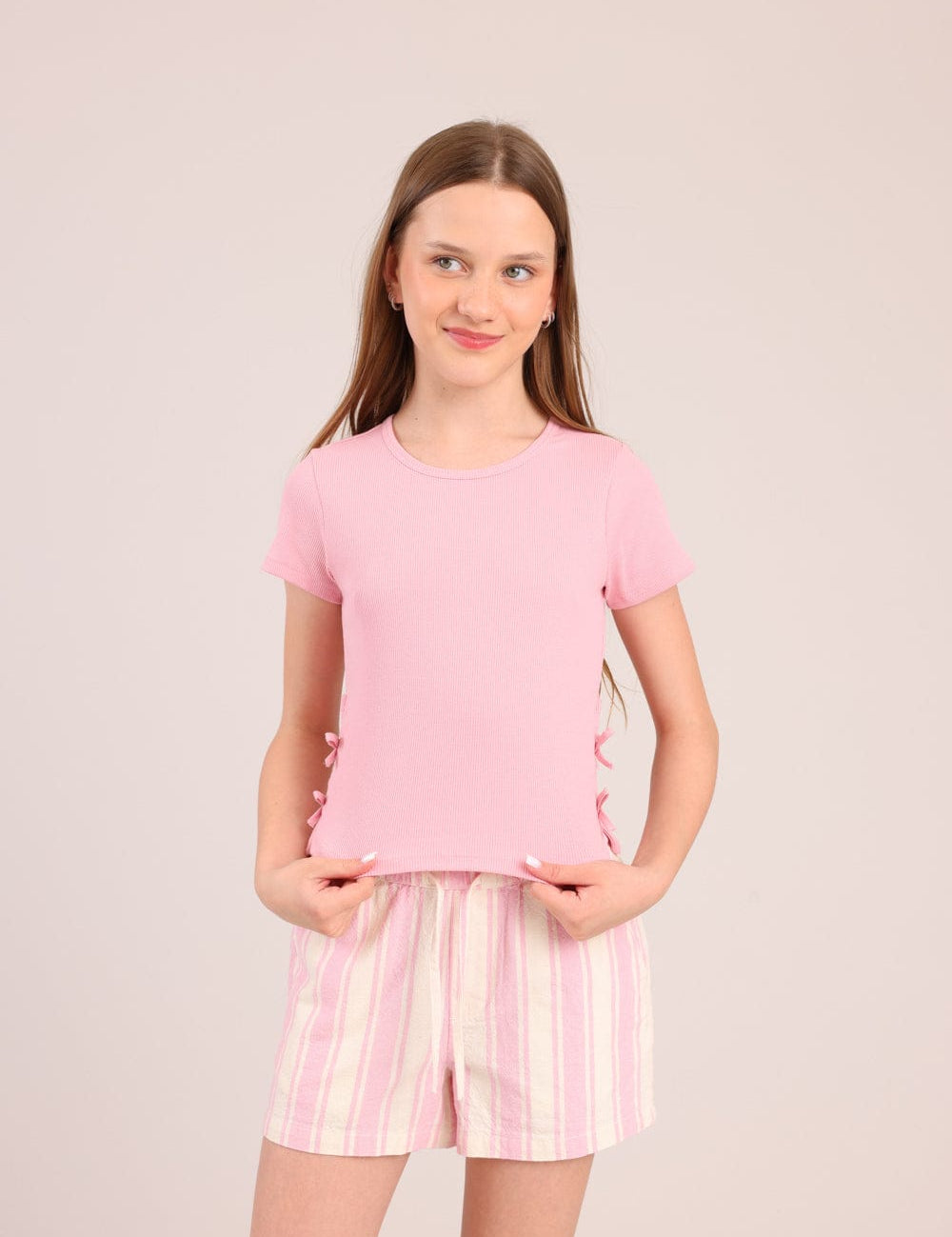 FOX בנות חולצה קצרה חולצת ריב עם פתחים בצדדים חולצת ריב עם פתחים בצדדים