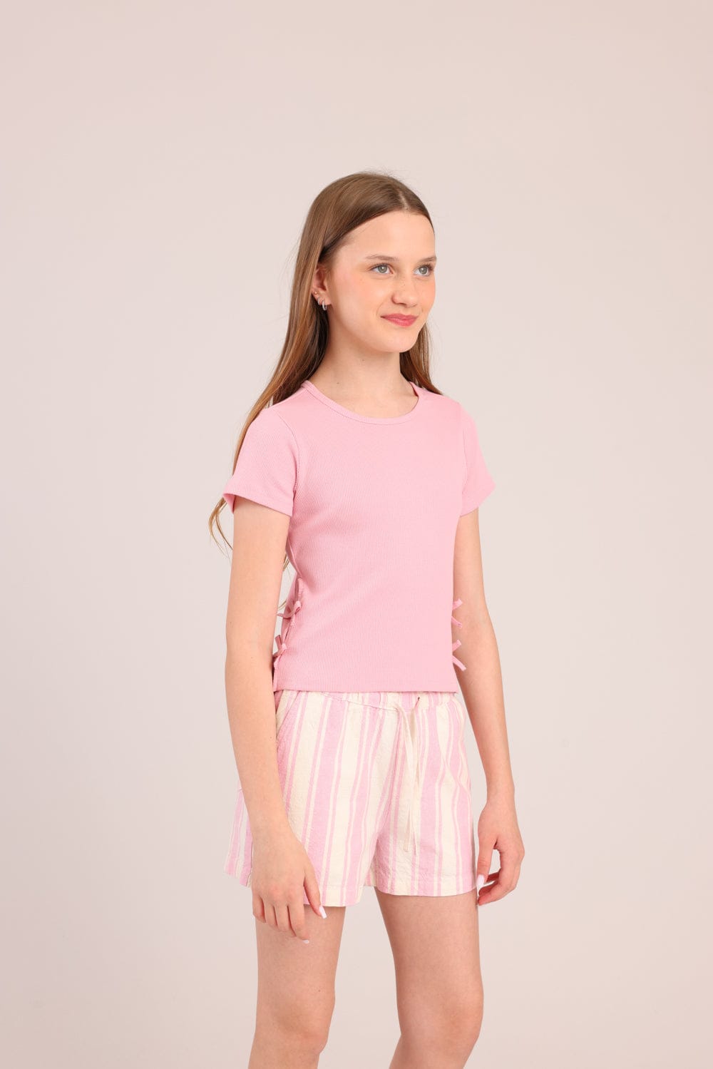 FOX בנות חולצה קצרה חולצת ריב עם פתחים בצדדים חולצת ריב עם פתחים בצדדים