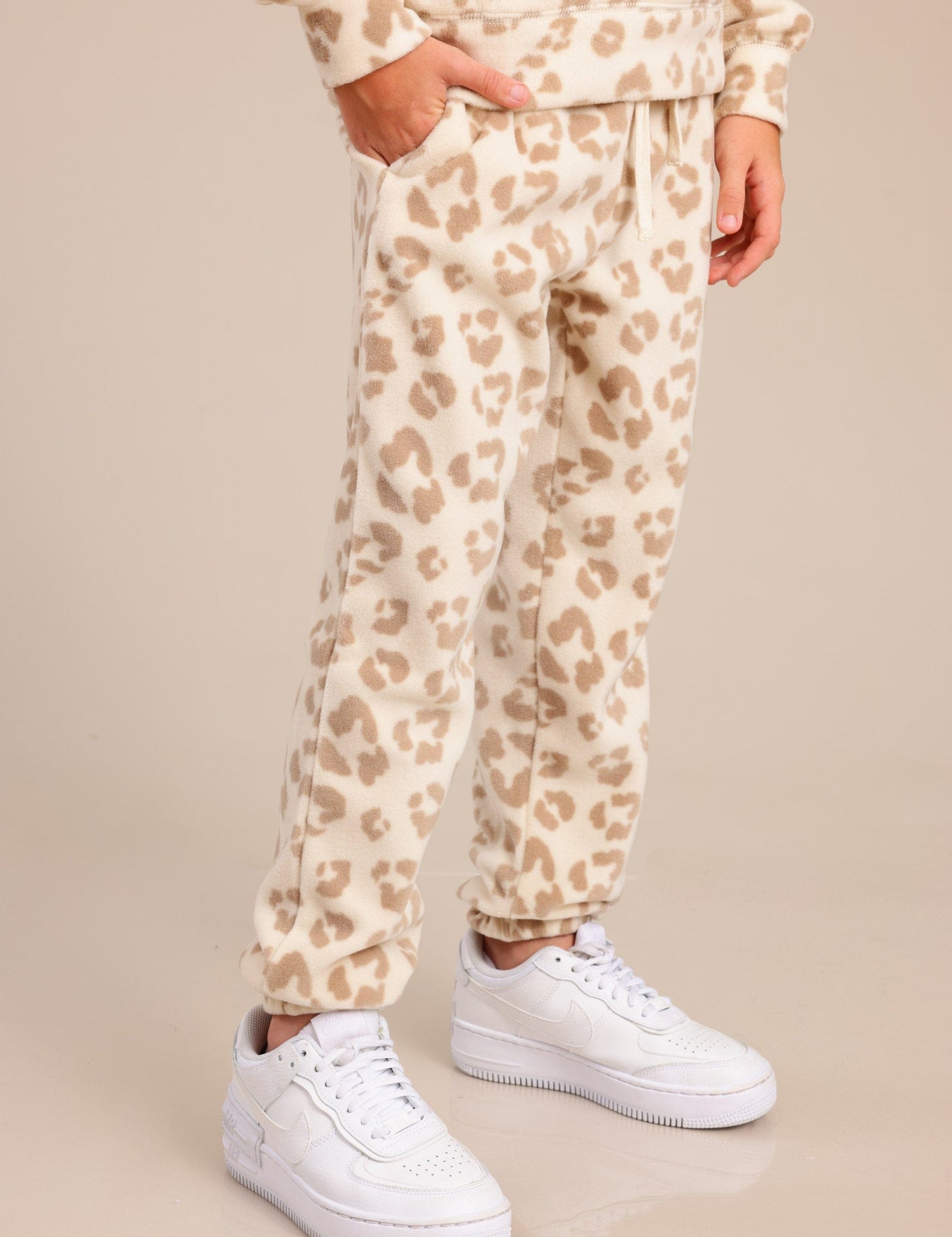 FOX בנות פליזים מכנסי פליס עם הדפס מנומר מכנסי פליס עם הדפס מנומר